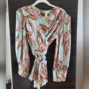 Patbo wrap top size medium